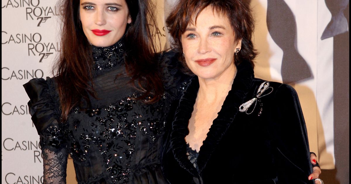 Eva Green et sa mère Marlène Jobert à la première du film James Bond Casino Royale à Paris en