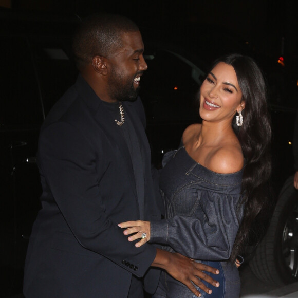 Kim Kardashian et son mari Kanye West arrivent très amoureux à la soirée WSJ Innovators Awards au musée d'Art Moderne à New York, le 6 novembre 2019