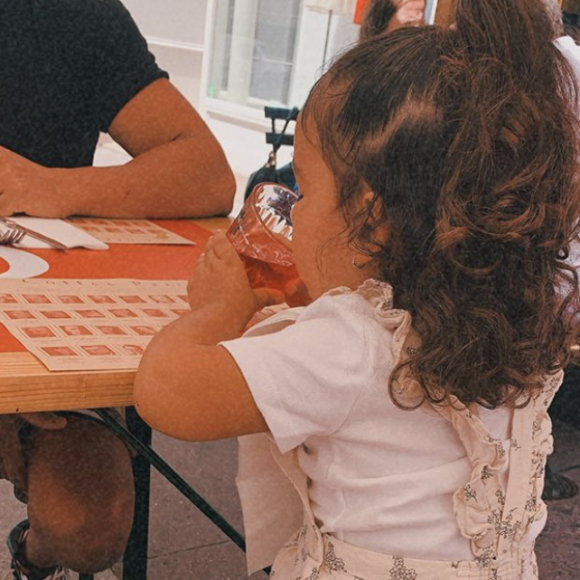 Amel Bent profite d'un déjeuner en terrasse à Paris le dimanche 26 juillet 2020 avec ses filles Sofia (4 ans) et Hana (2 ans et demi). Son mari Patrick Antonelli semblait également de la partie.