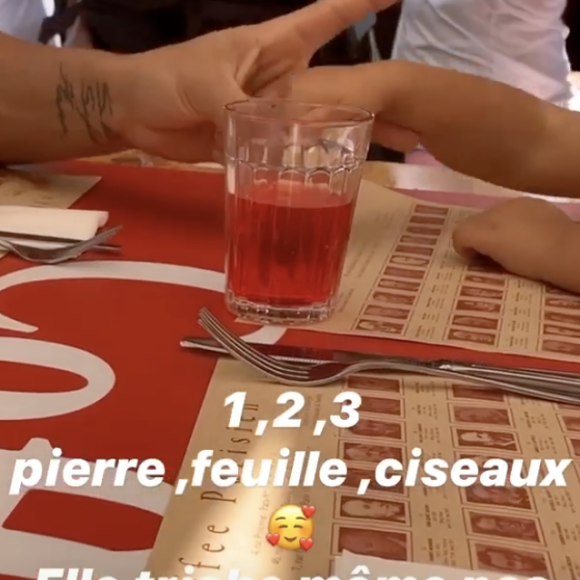 Amel Bent profite d'un déjeuner en terrasse à Paris le dimanche 26 juillet 2020 avec ses filles Sofia (4 ans) et Hana (2 ans et demi). Son mari Patrick Antonelli semblait également de la partie.