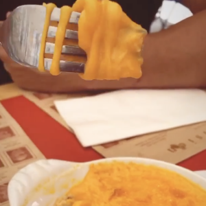 Amel Bent profite d'un déjeuner en terrasse à Paris le dimanche 26 juillet 2020 avec ses filles Sofia (4 ans) et Hana (2 ans et demi). Son mari Patrick Antonelli semblait également de la partie.