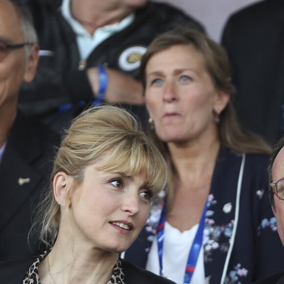 François Hollande et sa compagne Julie Gayet assistent au match amical féminin de football entre la France et la Chine à Créteil le 31 mai 2019. La France a remporté le match sur le score de 2 buts à 1. © Michael Baucher/Panoramic/Bestimage