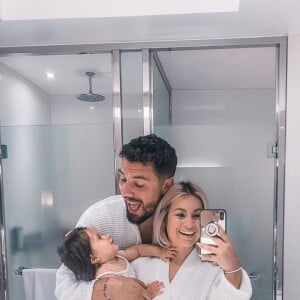 Carla Moreau avec son fiancé Kevin Guedj et sa fille Ruby, le 1er juin 2020