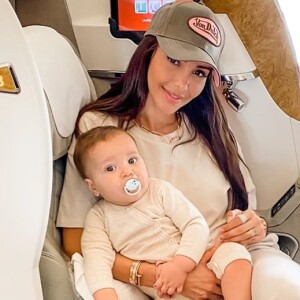 Nabilla Benattia et son fils Milann dans un avion pour les Etats-Unis, le 24 juillet 2020