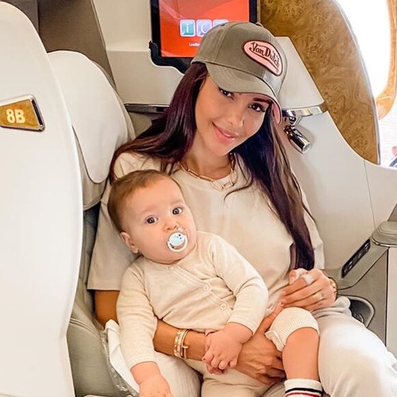 Nabilla Benattia et son fils Milann dans un avion pour les Etats-Unis, le 24 juillet 2020