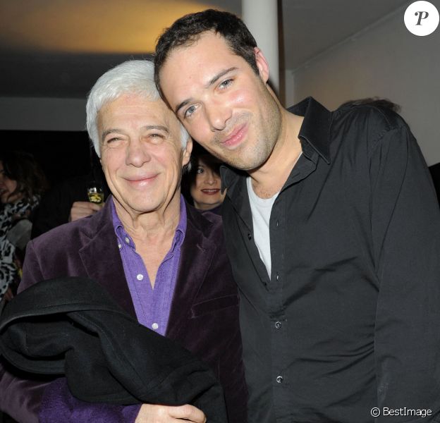 Exclusif - Guy Bedos et son fils Nicolas lors de la générale de la pièce "Promenade de santé" au théâtre de la Pépinière, à Paris, le 9 février 2010. Rindoff/Guirec/Bestimage.