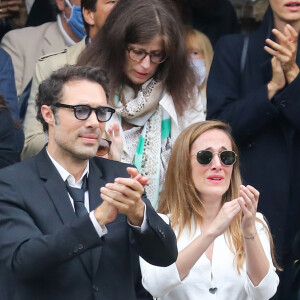 Nicolas Bedos, Victoria Bedos - Sorties - Hommage à Guy Bedos en l'église de Saint-Germain-des-Prés à Paris le 4 juin 2020.