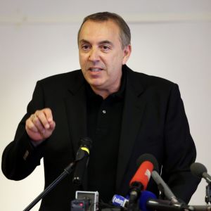 Jean-Marc Morandini fait une déclaration à la presse dans un salon de l'hôtel Radisson à Boulogne-Billancourt, le 19 juillet 2016, dénonçant un complot...