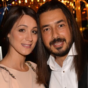 Moundir et son épouse Inès enceinte - 10e cérémonie des Globes de Cristal au Lido à Paris, le 13 avril 2015.