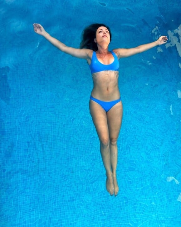 Dounia Coesens en bikini à la piscine, le 2 août 2020, sur Instagram