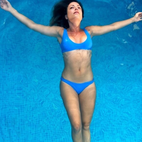 Dounia Coesens en bikini à la piscine, le 2 août 2020, sur Instagram