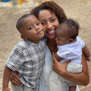 Estelle Mossely et ses deux fils, Ali et Magomed. Août 2020.