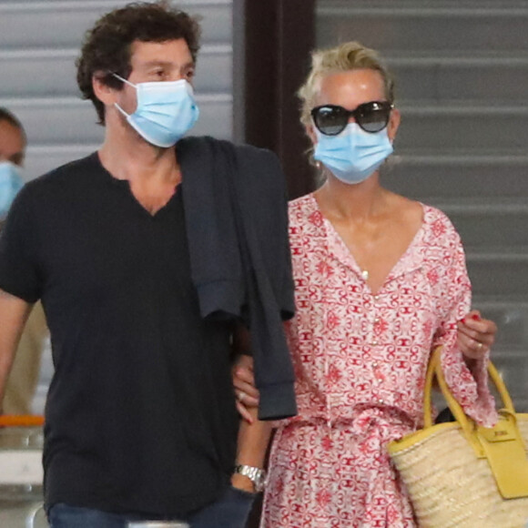 Exclusif - Laeticia Hallyday et son compagnon Pascal Balland prennent un vol à l'aéroport Roissy CDG pour une échappée à deux, sans enfants le 26 juin 2020.