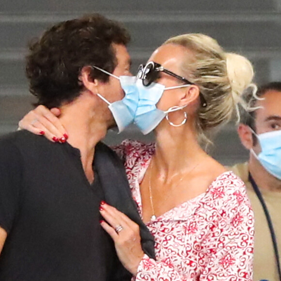 Exclusif - Laeticia Hallyday et son compagnon Pascal Balland prennent un vol à l'aéroport Roissy CDG pour une échappée à deux, sans enfants le 26 juin 2020.