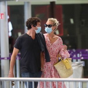 Exclusif - Laeticia Hallyday et son compagnon Pascal Balland prennent un vol à l'aéroport Roissy CDG pour une échappée à deux, sans enfants le 26 juin 2020.