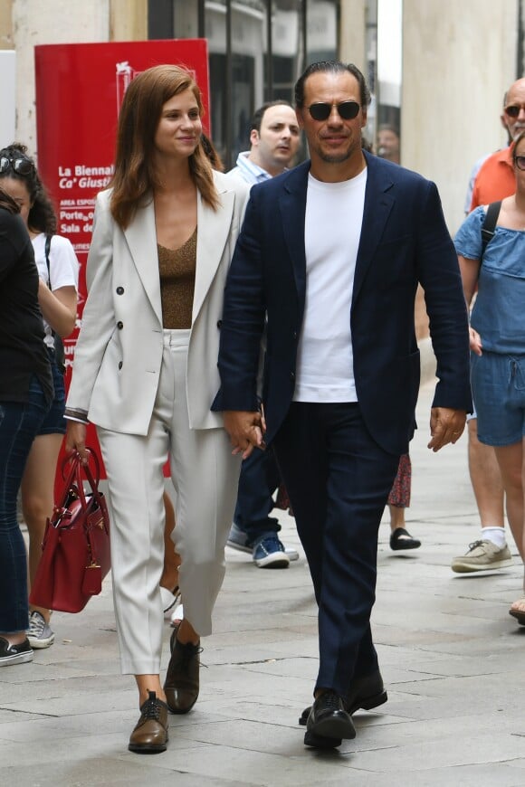 Stefano Accorsi et sa femme Bianca Vitali se promènent dans les rues de Venise en Italie le 2 septembre 2019.