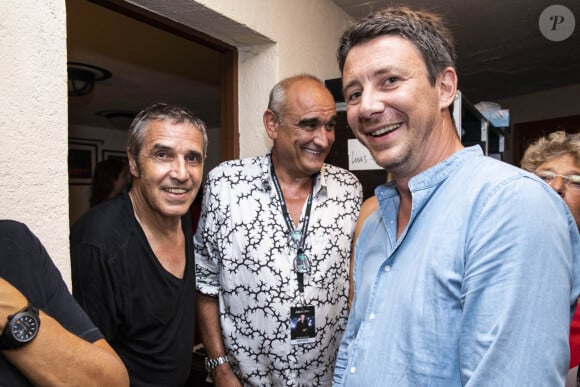 Exclusif - Julien Clerc, Pascal Nègre et Benjamin Griveaux, Secrétaire d'État auprès du Premier ministre et Porte-parole du gouvernement - Festival de Ramatuelle: Julien Clerc "La tournée des cinquante ans" à Ramatuelle, France, le 8 août 2018. © Cyril Bruneau/Festival de Ramatuelle/Bestimage 