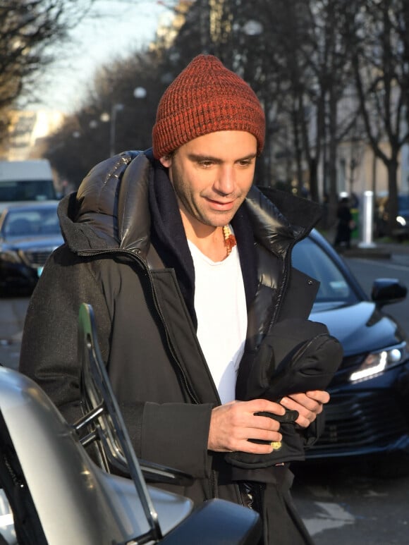 Exclusif - Le chanteur Mika prend une moto taxi à la sortie de l'hôtel Plaza Athénée à Paris le 20 janvier 2020.