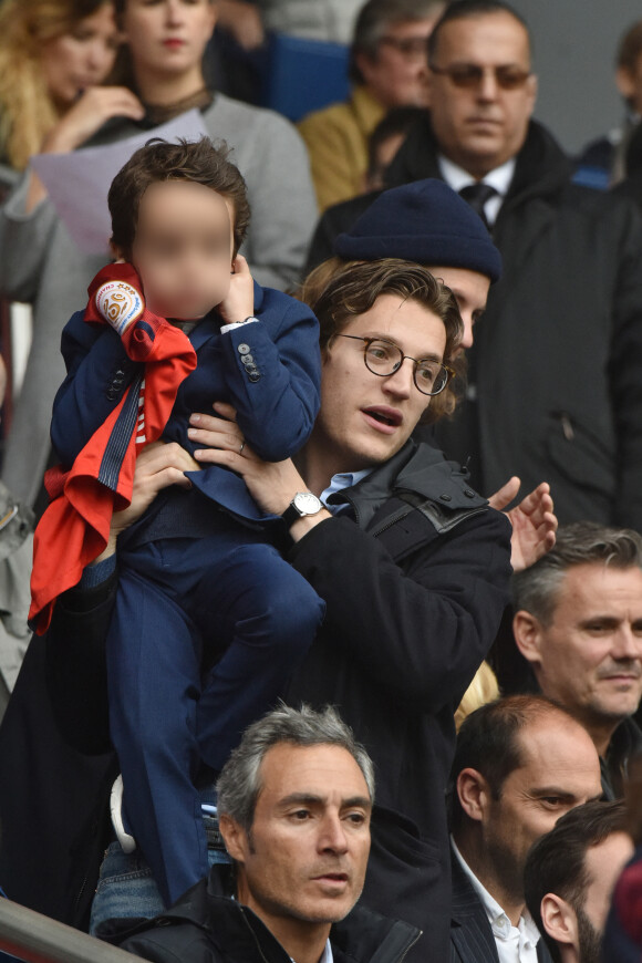 Jean Sarkozy et son fils Solal - Célébrités dans les tribunes du parc des princes lors du match de football de ligue 1 PSG-Bastia le 6 mai 2017.