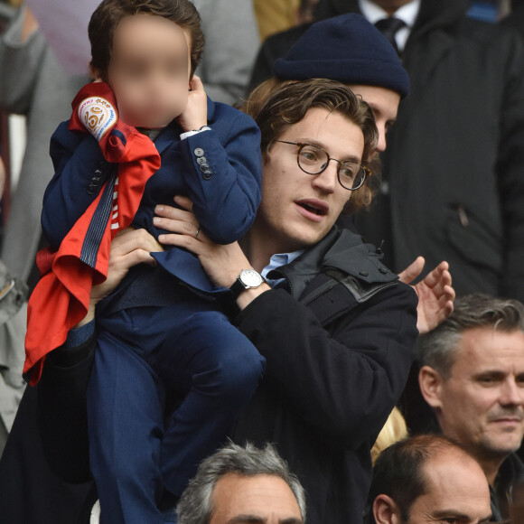 Jean Sarkozy et son fils Solal - Célébrités dans les tribunes du parc des princes lors du match de football de ligue 1 PSG-Bastia le 6 mai 2017.