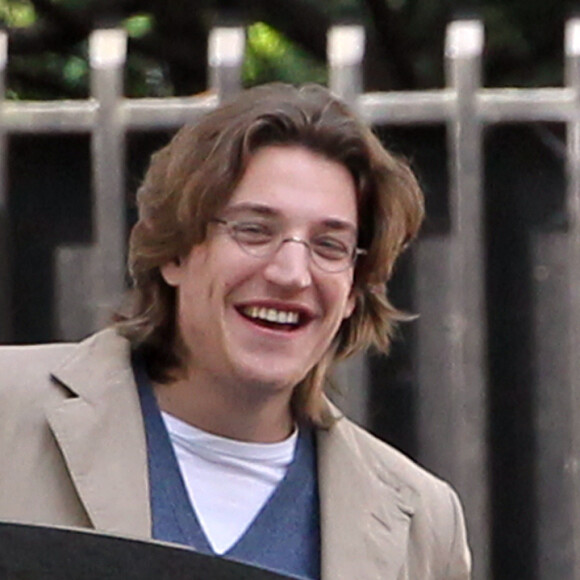 Jean Sarkozy rend visite à son père, à Paris, le 15 mai 2012. 