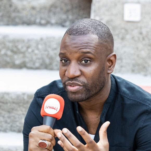 Info du 12 Août 2020 ( Abd Al Malik est à nouveau papa pour la 4 ème fois. Sa femme la chanteuse Wallen a donné naissance il y a un mois.) - Exclusif - Abd al Malik - Pièce "Le Jeune Noir à L'Epée" sur la scène du théâtre de Verdure lors de la 36ème édition du Festival de Ramatuelle. Le 10 août 2020 © Cyril Bruneau / Festival de Ramatuelle / Bestimage
