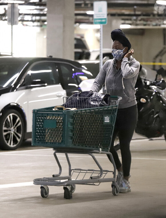 Exclusif - Viola Davis fait un passage chez Whole Foods à Los Angeles le 1er juillet 2020.