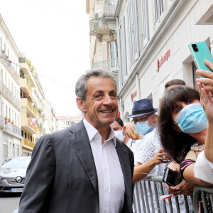 Nicolas Sarkozy dédicace son livre "Le temps des tempêtes" à la librairie Charlemagne à Toulon le 12 août 2020. © Valérie Le Parc / Nice Matin / Bestimage 