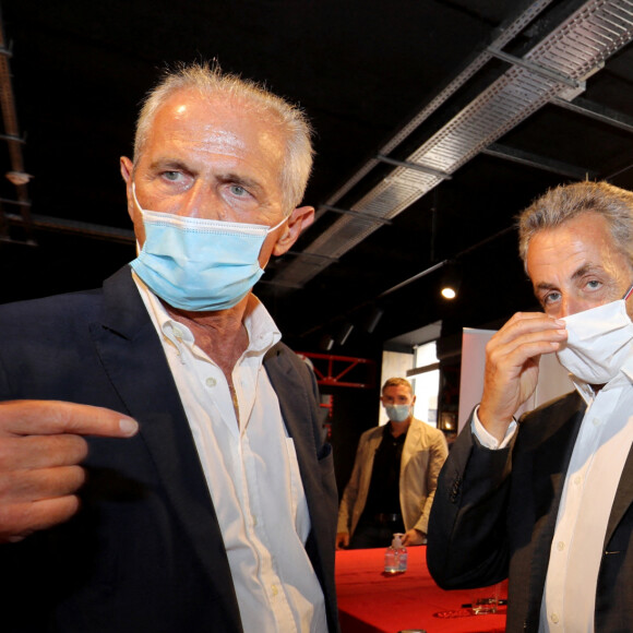 Hubert Falco, maire de Toulon - Nicolas Sarkozy dédicace son livre "Le temps des tempêtes" à la librairie Charlemagne à Toulon le 12 août 2020. © Valérie Le Parc / Nice Matin / Bestimage 