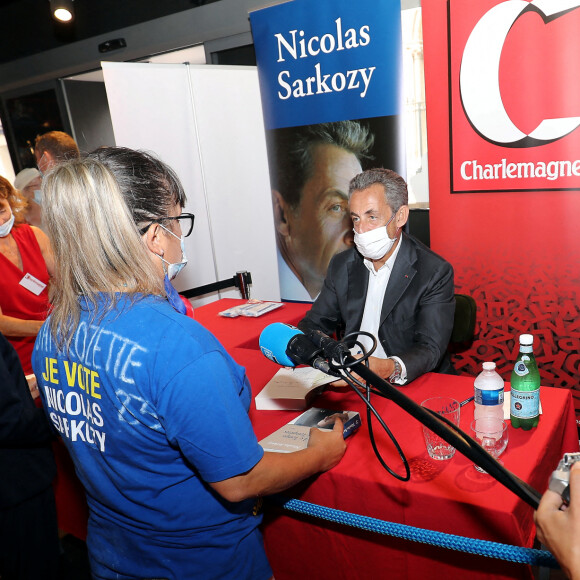 Nicolas Sarkozy dédicace son livre "Le temps des tempêtes" à la librairie Charlemagne à Toulon le 12 août 2020. © Valérie Le Parc / Nice Matin / Bestimage 