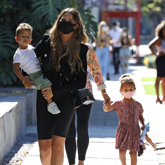 Chrissy Teigen enceinte est allée faire du shopping avec ses enfants Miles et Luna à Melrose Place dans le quartier de West Hollywood à Los Angeles pendant l'épidémie de coronavirus (Covid-19). Sa mère Vilailuck Teigen les accompagne. Chrissy Teigen annonce qu'elle est enceinte de son 3ème enfant dans le clip vidéo " Wild " de son mari J. Legend. Le 13 août 2020