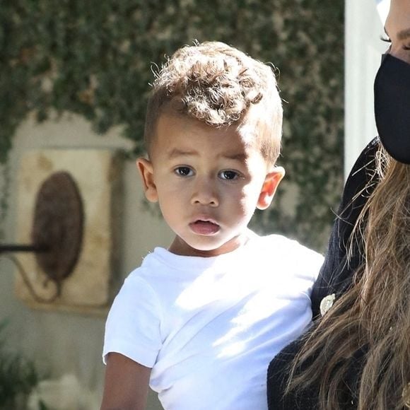 Info - Chrissy Teigen annonce qu'elle est enceinte de son 3ème enfant dans le clip vidéo " Wild " de son mari John Legend - Chrissy Teigen enceinte est allée faire du shopping avec ses enfants Miles et Luna à Melrose Place dans le quartier de West Hollywood à Los Angeles pendant l'épidémie de coronavirus (Covid-19). Sa mère Vilailuck Teigen les accompagne. Chrissy Teigen annonce qu'elle est enceinte de son 3ème enfant dans le clip vidéo " Wild " de son mari J. Legend. Le 13 août 2020