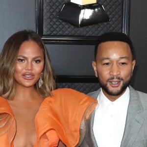 Info - Chrissy Teigen annonce qu'elle est enceinte de son 3ème enfant dans le clip vidéo " Wild " de son mari John Legend - Chrissy Teigen et son mari John Legend - 62ème soirée annuelle des Grammy Awards à Los Angeles, le 26 janvier 2020.