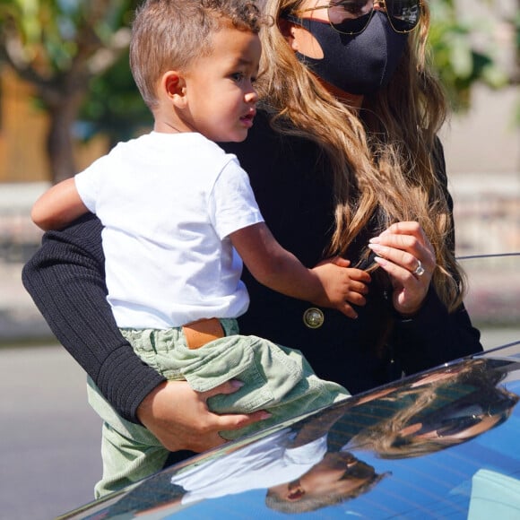 Chrissy Teigen enceinte est allée faire du shopping avec ses enfants Miles et Luna à Melrose Place dans le quartier de West Hollywood à Los Angeles pendant l'épidémie de coronavirus (Covid-19). Sa mère Vilailuck Teigen les accompagne. Chrissy Teigen annonce qu'elle est enceinte de son 3ème enfant dans le clip vidéo " Wild " de son mari J. Legend. Le 13 août 2020