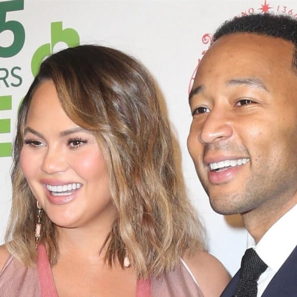 Chrissy Teigen enceinte et son mari John Legend au 35ème gala annuel City Harvest à New York, le 24 avril 2018