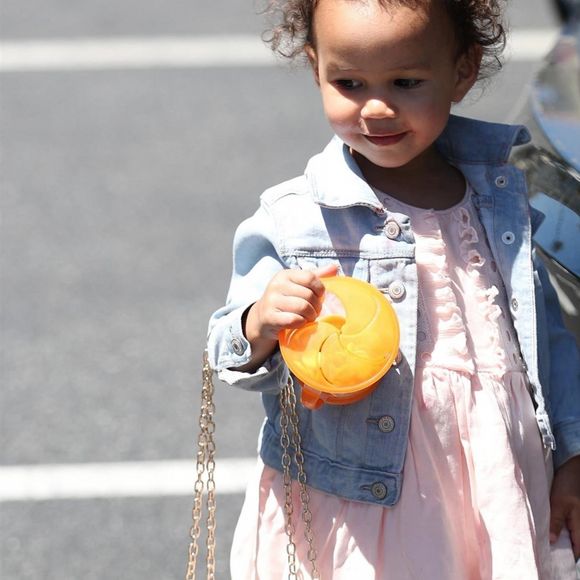 Chrissy Teigen enceinte est allée faire du shopping chez Bristol Farms avec sa fille Luna à West Hollywood, le 20 avril 2018.