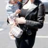 Chrissy Teigen enceinte est allée faire du shopping chez Bristol Farms avec sa fille Luna à West Hollywood, le 20 avril 2018.