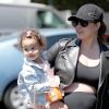 Chrissy Teigen enceinte est allée faire du shopping chez Bristol Farms avec sa fille Luna à West Hollywood, le 20 avril 2018.