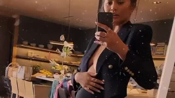 Chrissy Teigen dévoile une photo de son baby bump, annonçant la naissance de son 3e enfant, le 13 août 2020 sur Instagram.