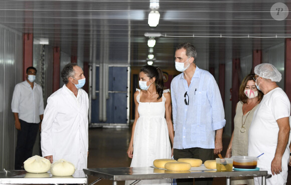 Le roi Felipe VI d'Espagne et la reine Letizia visitent une fromagerie à Alaior sur l'ile de Minorque le 13 août 2020.