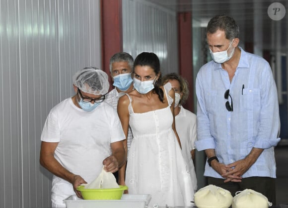 Le roi Felipe VI d'Espagne et la reine Letizia visitent une fromagerie à Alaior sur l'ile de Minorque le 13 août 2020.