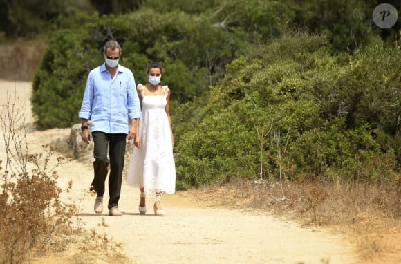 Le roi Felipe VI d'Espagne et la reine Letizia visitent le site Naveta d'Es Tudons à Ciutadella le 13 août 2020.