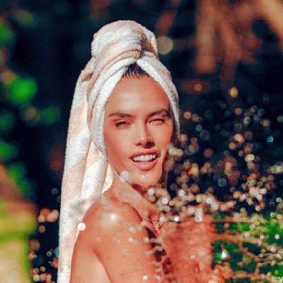 Le mannequin brésilien Alessandra Ambrosio pose pour la campagne de sa marque de maillots de bain Gal Floripa. Fort Lauderdale. Le 13 août 2020.