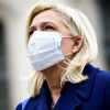 Marine Le Pen, présidente du Rassemblement National, dépose la traditionnelle gerbe à la statue de Jeanne d'Arc à Paris le 1er mai 2020 malgré l'épidémie de coronavirus (COVID-19). Elle porte un masque de protection. © JB Autissier / Panoramic / Bestimagex
