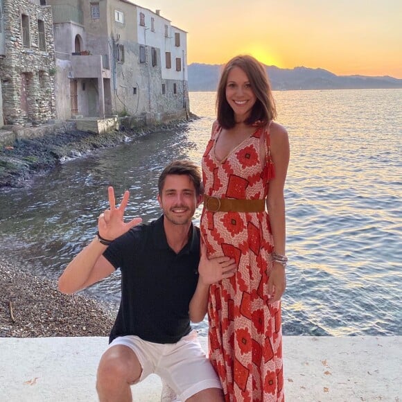 Guillaume Pley pose avec sa chérie, enceinte, en Corse. Instagram.