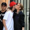Céline Dion et son fils aîné René-Charles Angelil sortent de l'hôtel Royal Monceau à Paris le 7 juillet 2017.