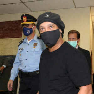 Après être passé devant le juge, Ronaldhino a été remis en liberté, après cinq mois de détention à Ascunion au Paraguay, le 24 août 2020. Le footballeur brésilien est accusé d'usage de faux passeports.