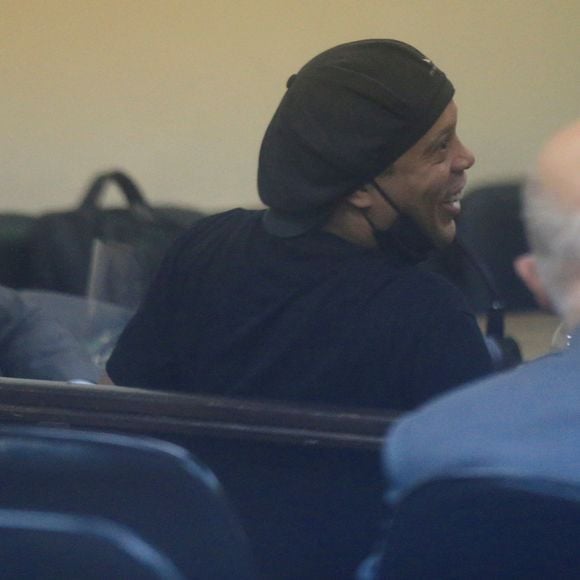 Après être passé devant le juge, Ronaldhino a été remis en liberté, après cinq mois de détention à Ascunion au Paraguay, le 24 août 2020. Le footballeur brésilien est accusé d'usage de faux passeports.