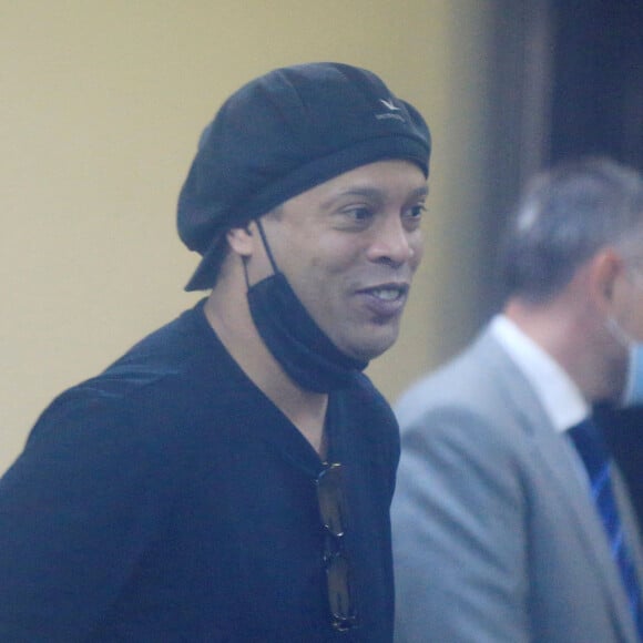Après être passé devant le juge, Ronaldhino a été remis en liberté, après cinq mois de détention à Ascunion au Paraguay, le 24 août 2020. Le footballeur brésilien est accusé d'usage de faux passeports.