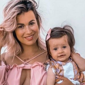 Carla Moreau divine en robe avec sa fille Ruby, le 27 avril 2020